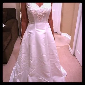 Wedding Dress SZ 4 A line sleeveless white